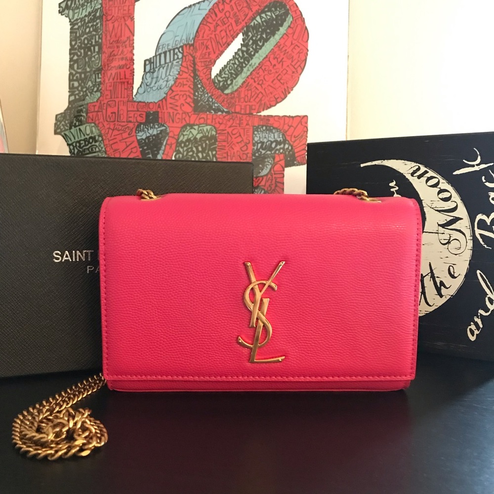 Kate Medium in grain de poudre embossed leather